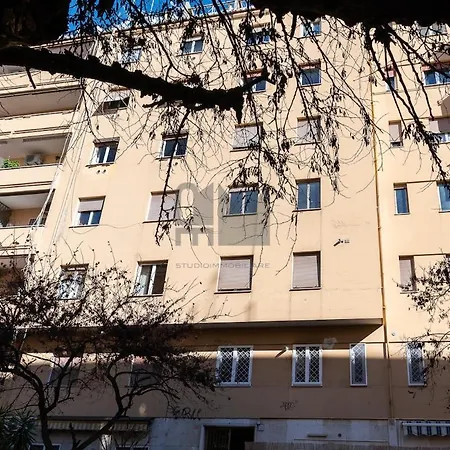 Apartment Two-minute Walk To Libia Metro